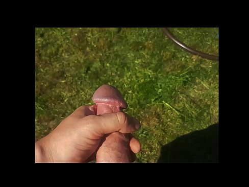 ❤️ Vruća zgodnica jebe svoju ružičastu macu i svršava špricom u ljetnom vrtu ❤ Seks video na hr.sexflashgame.ru ❤