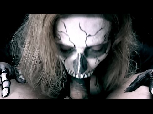 ❤️ Demon djevojka siše kurac svojim crnim ustima i guta spermu. ❤ Seks video na hr.sexflashgame.ru ❤